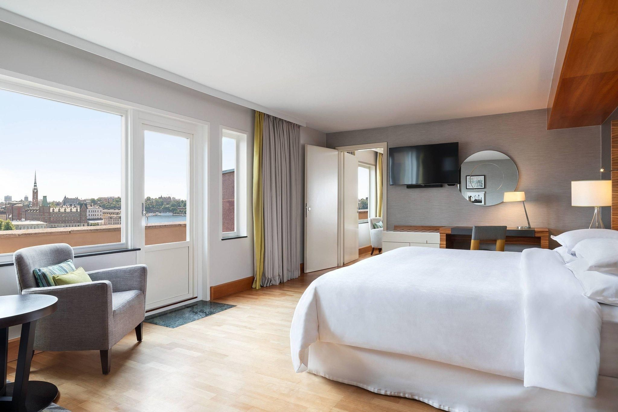 Panoramic Suite, 1 Bedroom 2 room Suite, 1 King, Lake view, Corner room, High floor, Balcony