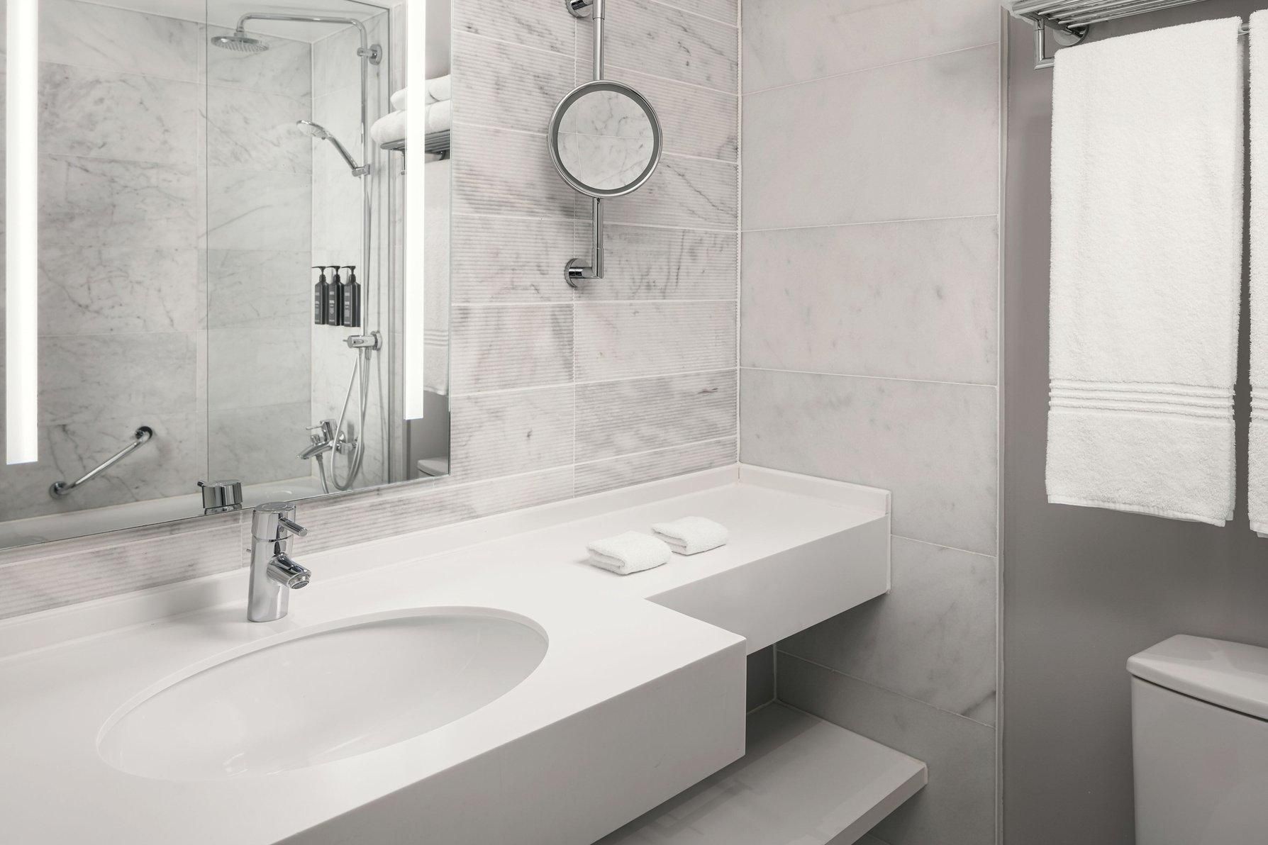 Executive Residences, 2 Bedroom Apartment, Bedroom 1: 1 King, Bedroom 2: King, Lake View