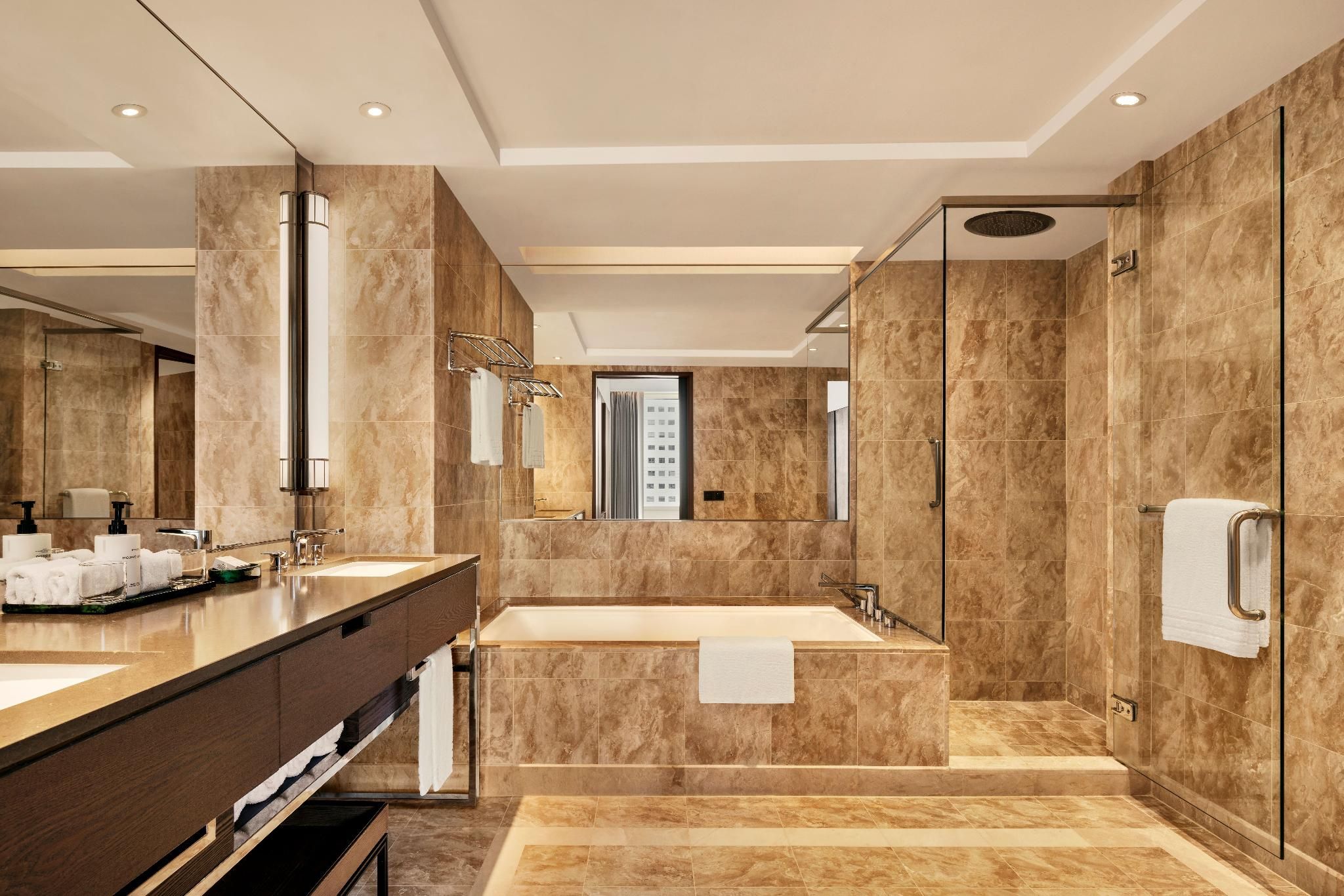 TWIN EXECUTIVE SUITE WITH LOUNGE ACCESS