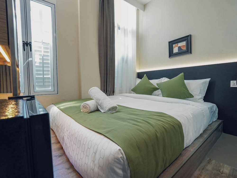 A Hotel Chinatown Deluxe, Window 4