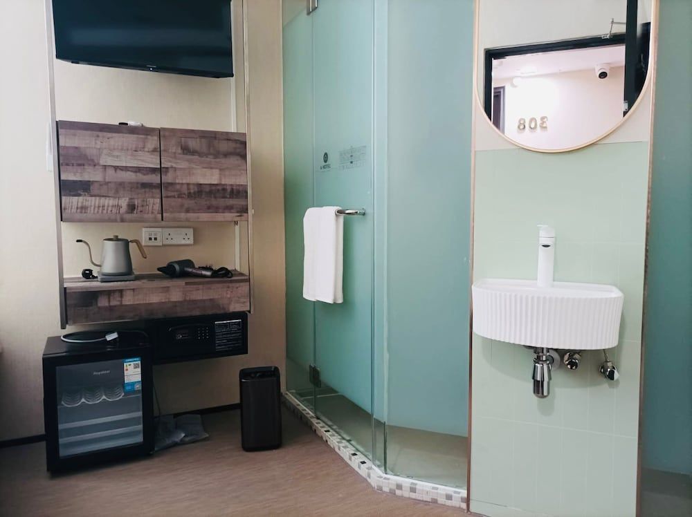 A Hotel Chinatown Deluxe, Window 12