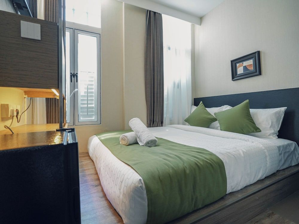 A Hotel Chinatown Deluxe, Window 2