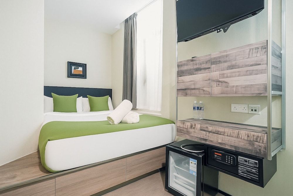 A Hotel Chinatown Deluxe, Window