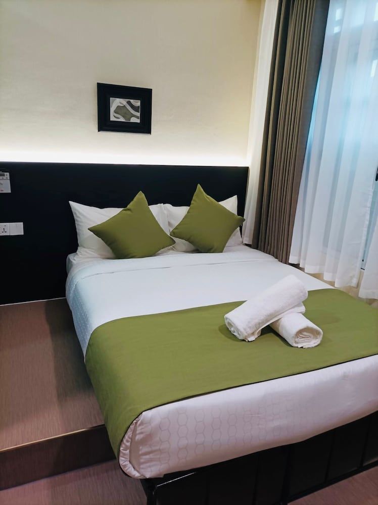 A Hotel Chinatown Deluxe, Window 5