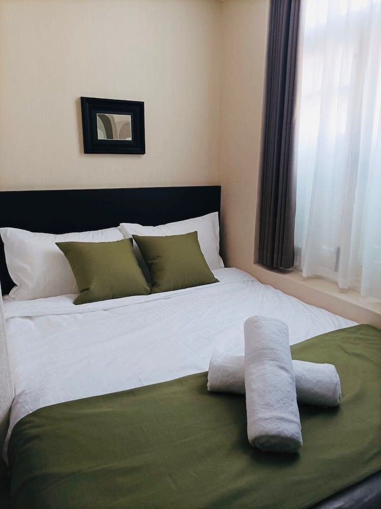 A Hotel Chinatown Deluxe, Window 6