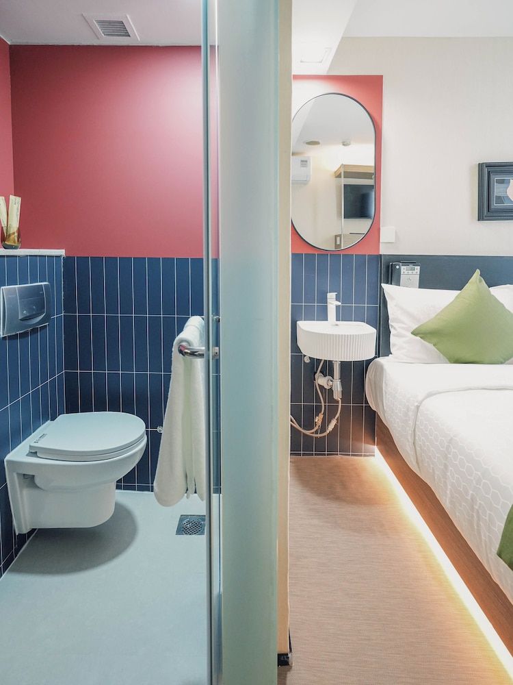 A Hotel Chinatown Deluxe, Window 10