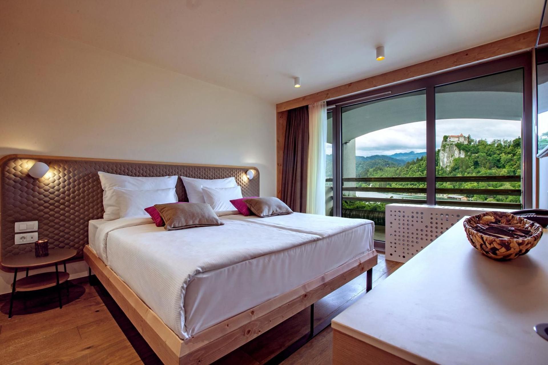 Suite with Lake View and Extra Bed