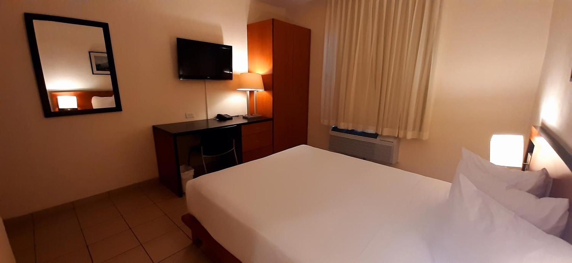 1 Queen Bed Nonsmoking Room