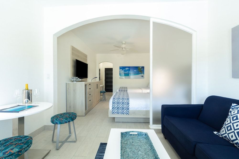 Ports of Call Resort Deluxe Poolside Terrace - 2 Double Beds 2