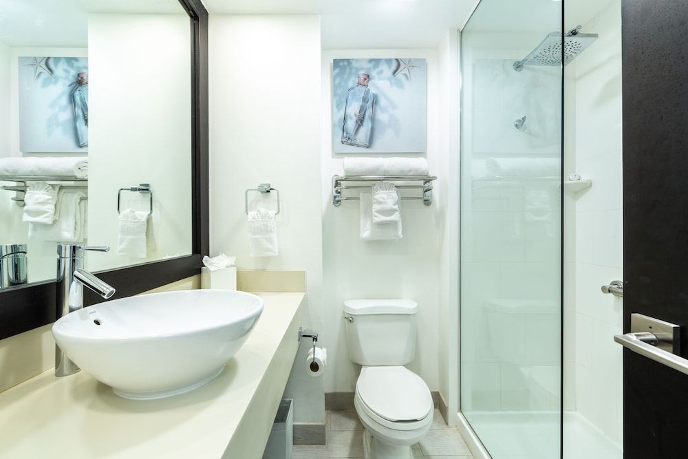 Ports of Call Resort Deluxe Poolside Terrace - 2 Double Beds 4