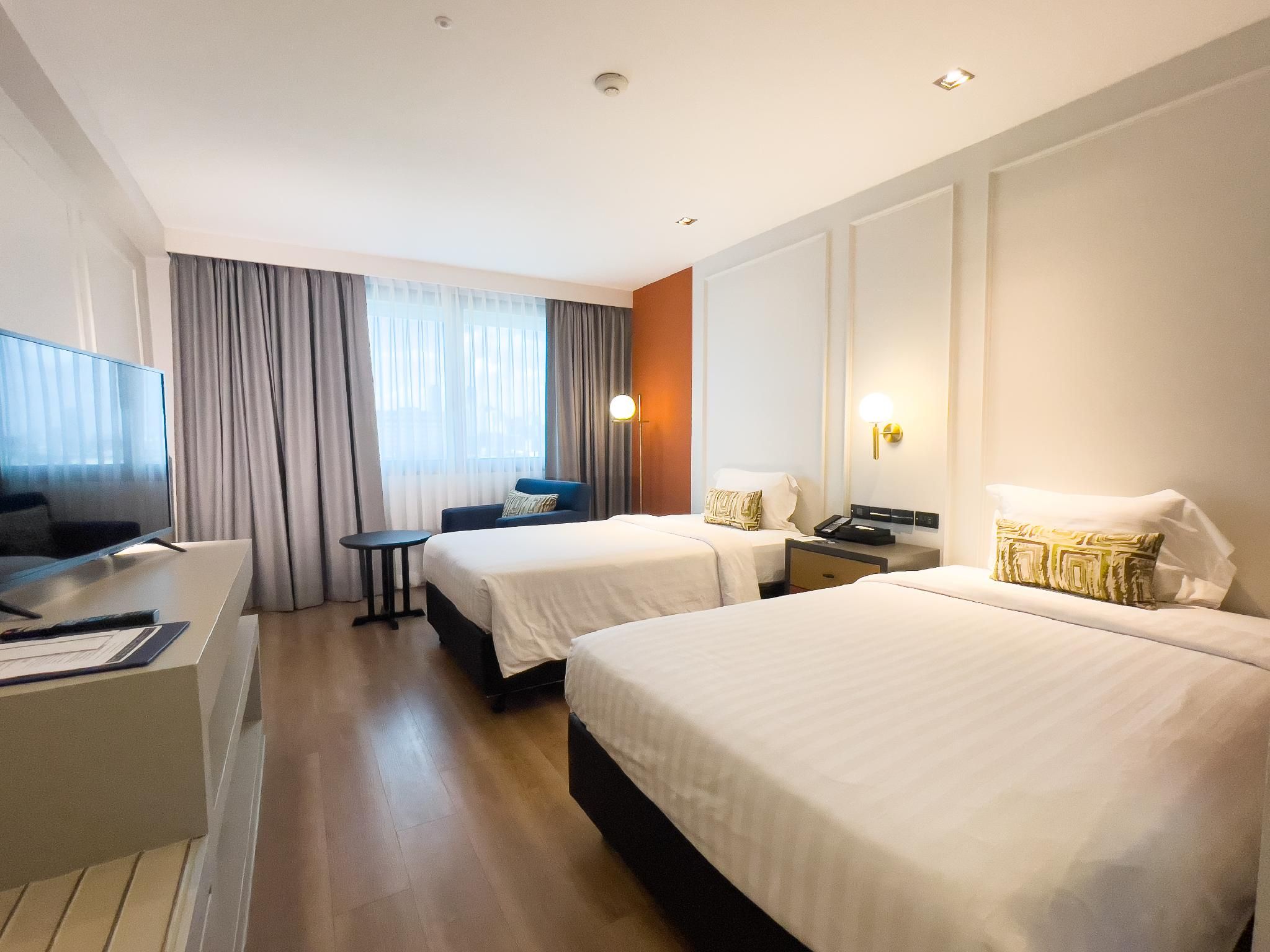 Deluxe Twin Bed Evening Delight