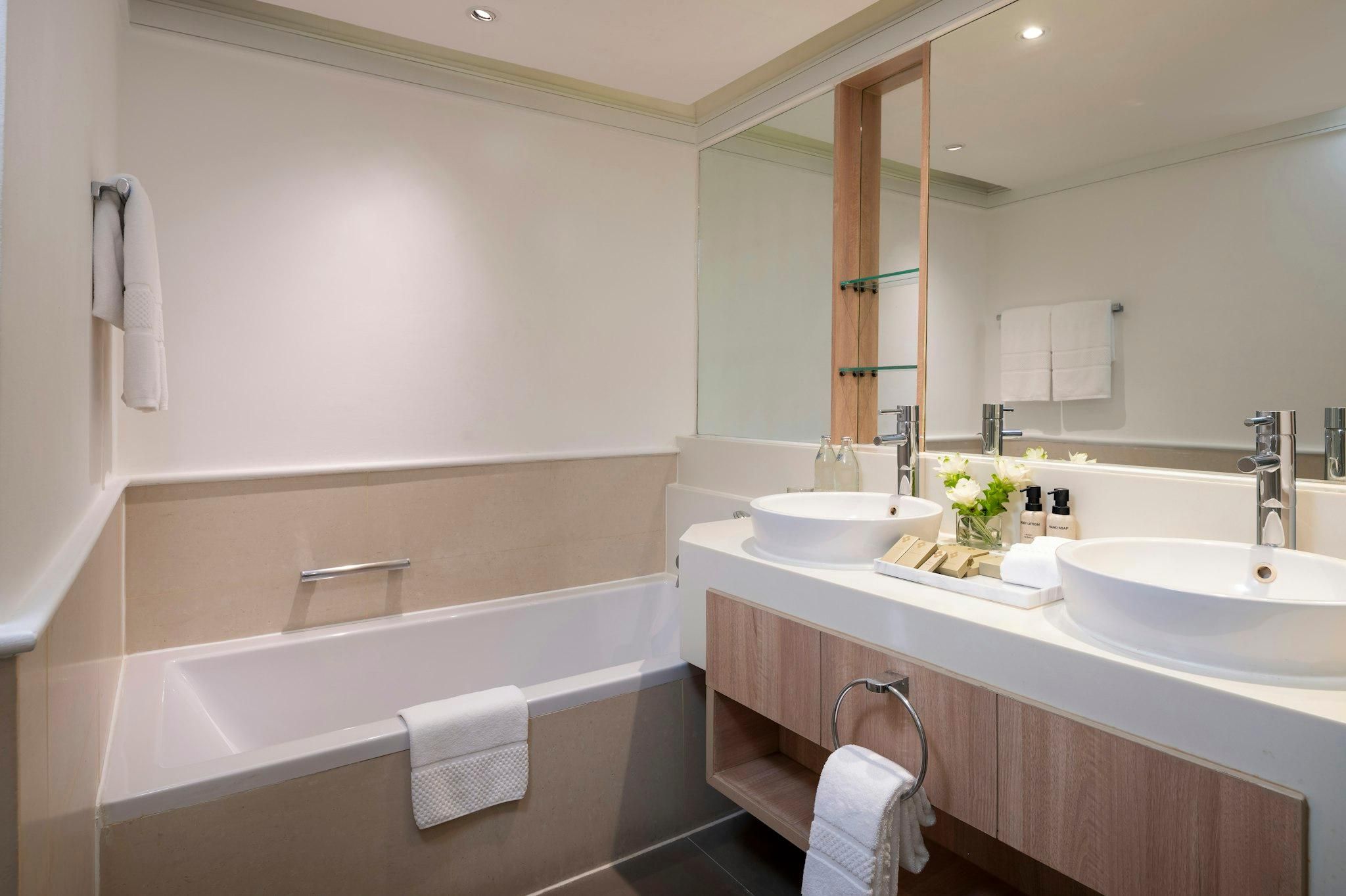 Amari Bangkok Grand Deluxe Twin Room 3