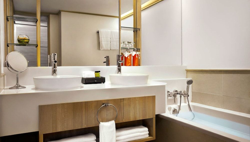 Amari Bangkok Deluxe Room, 2 Twin Beds 6