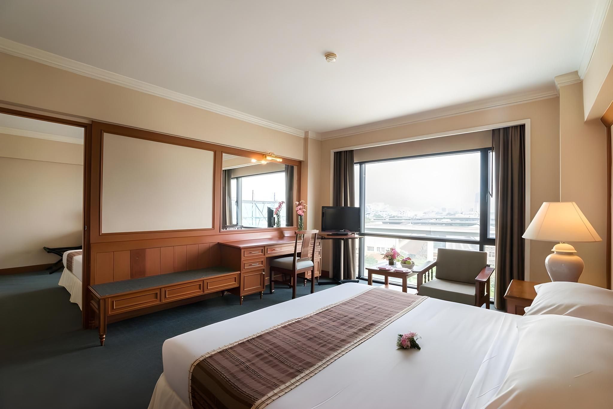 undefined Bangkok Palace Hotel 10