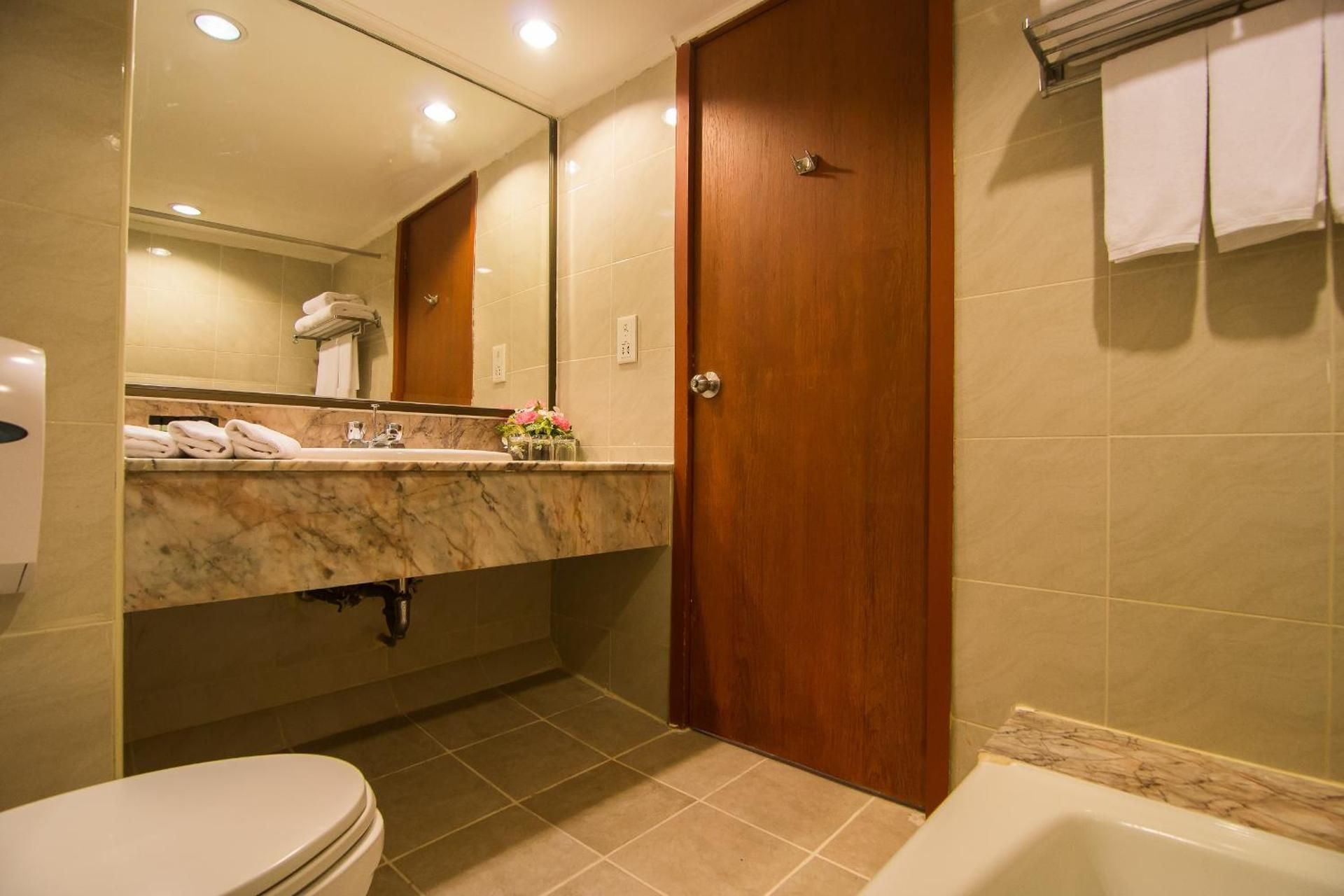 undefined Bangkok Palace Hotel 6