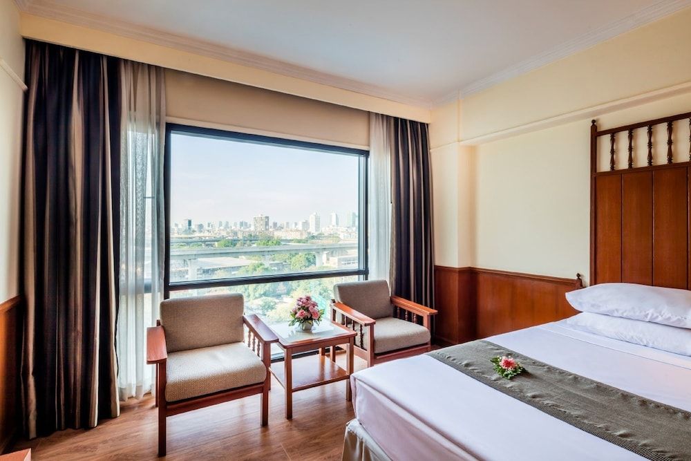 undefined Bangkok Palace Hotel 10