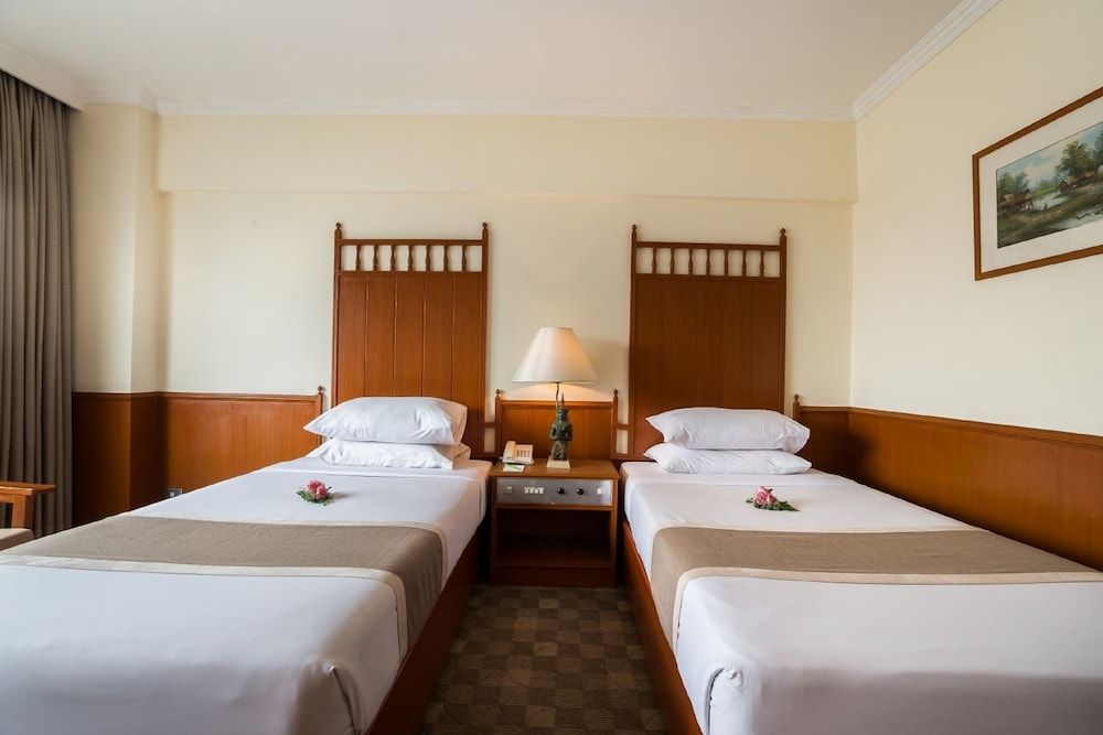 undefined Bangkok Palace Hotel 9