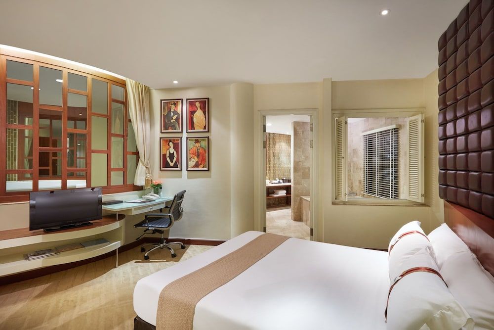 Ambassador Suite (2 Bedrooms With Jacuzzi) (Corner Wing)