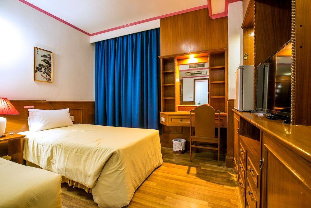 undefined Elizabeth Hotel 4