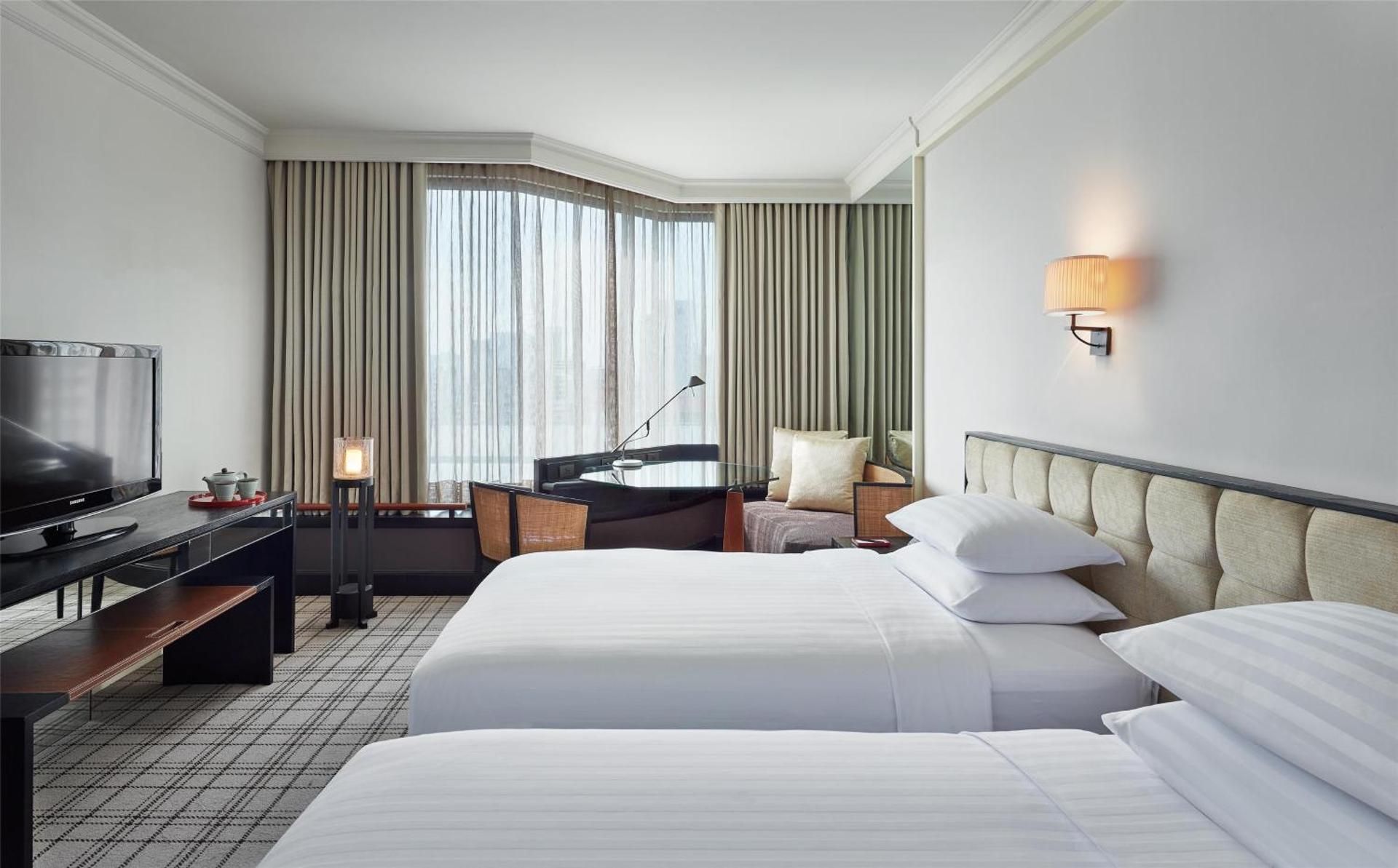 2 Twin Beds Club Access