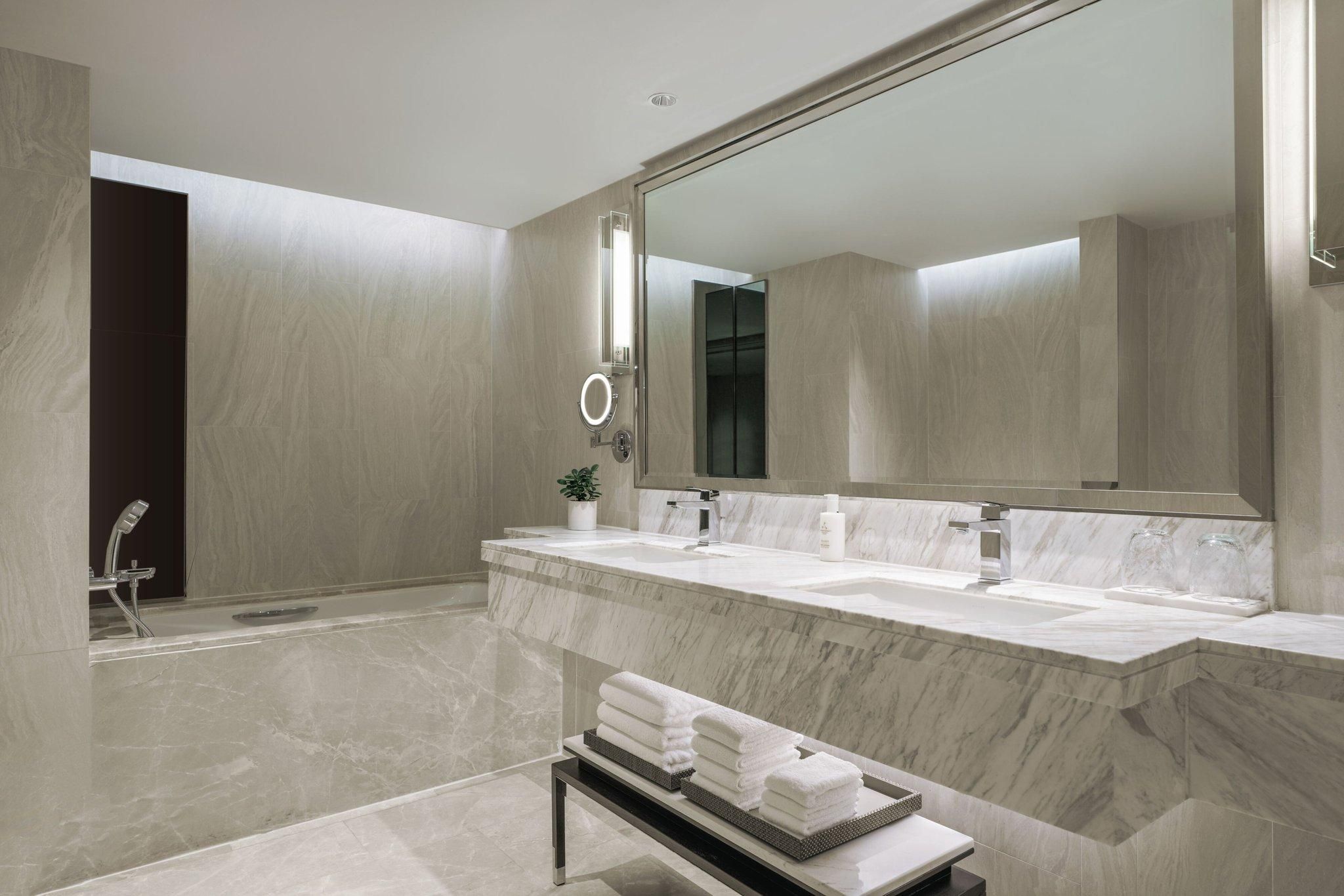 Executive lounge access, 1 Bedroom Larger Suite, 1 King, City view, Corner room