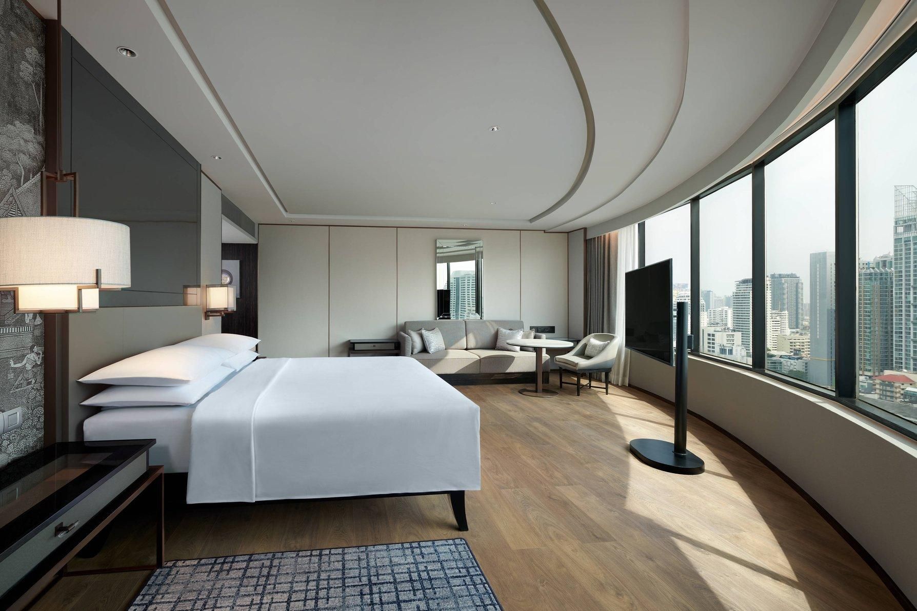 Executive lounge access, 1 Bedroom Larger Suite, 1 King, City view, Corner room