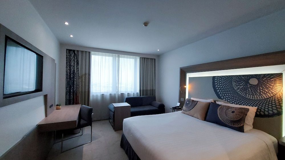 Novotel Bangkok Bangna Executive Room, 1 King Bed 4