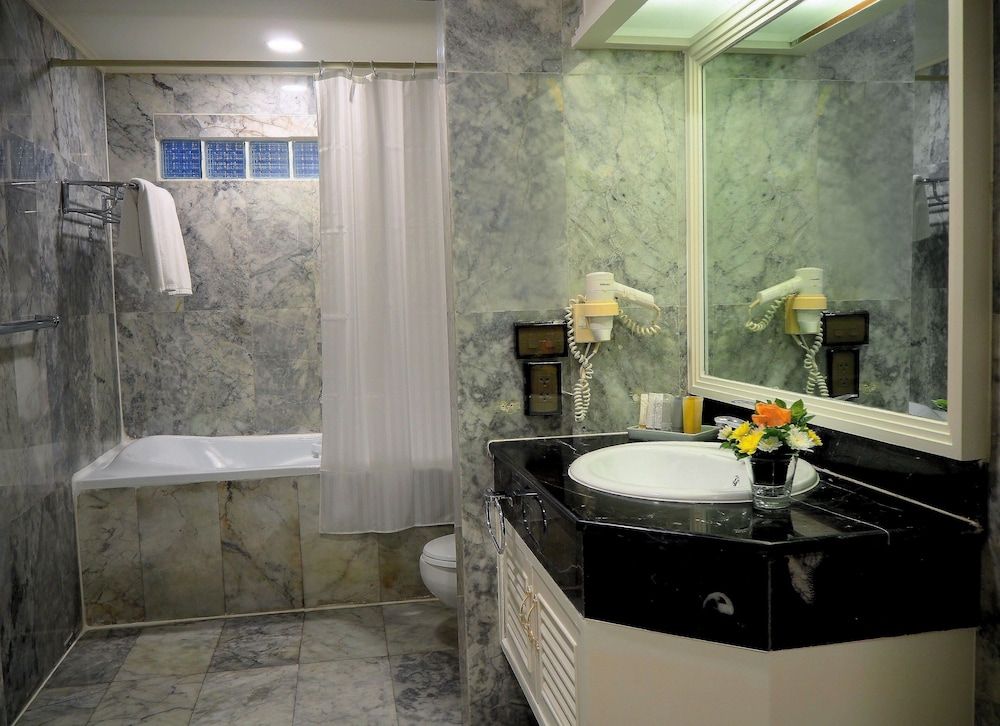 Royal President Bangkok Junior Suite, 1 King Bed 9