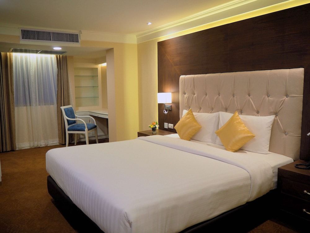 Royal President Bangkok Junior Suite, 1 King Bed 4