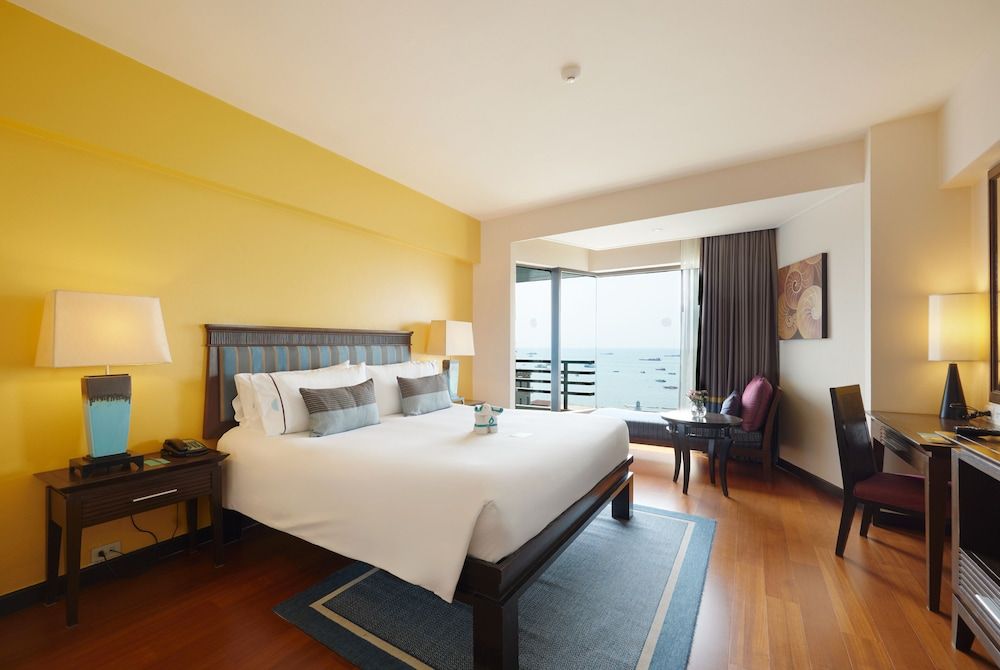 Deluxe Sea View High Floor King Bed