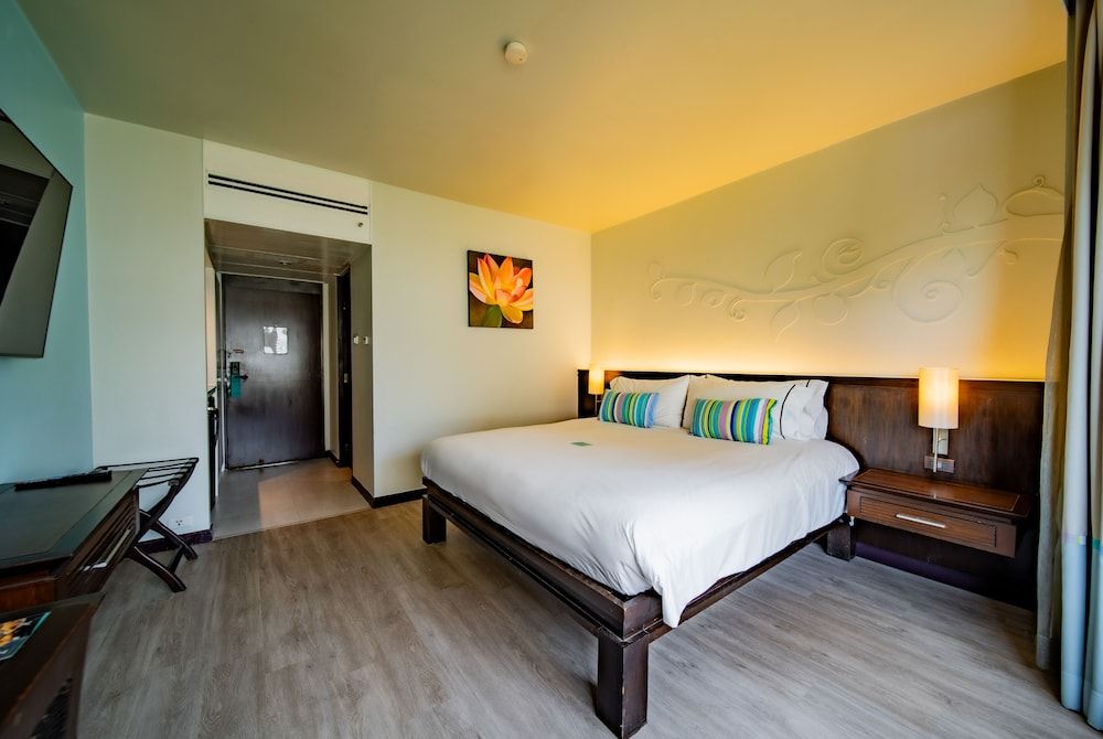 Deluxe Pool View King Bed