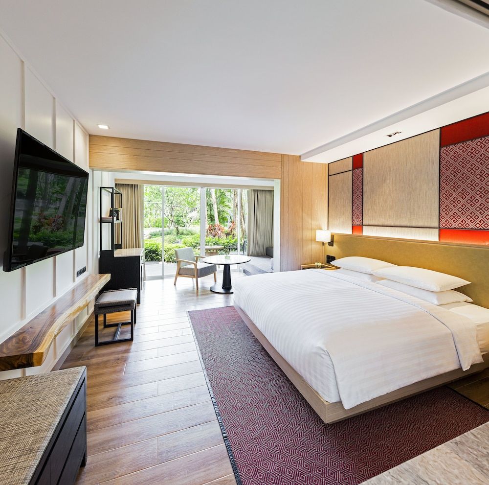 Room, Pool Access (1 King Bed)