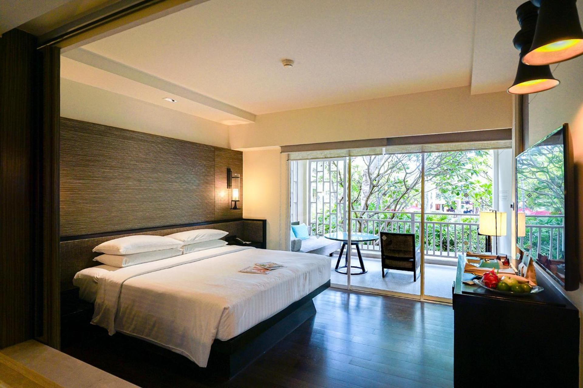 1 King Bed with Club Access