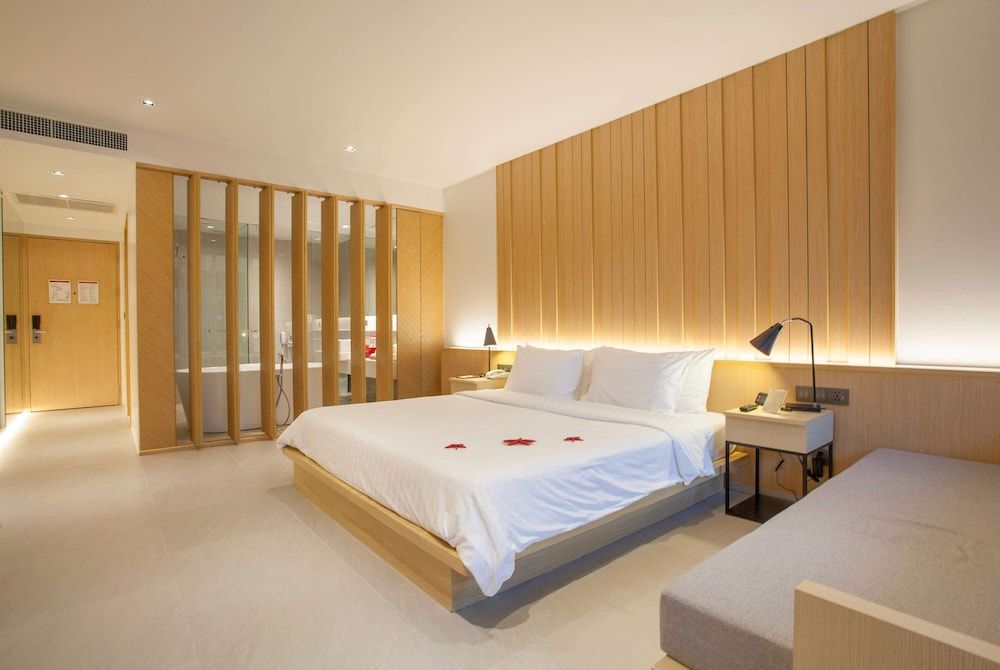 Deluxe Room, 1 King Bed (Oasis)