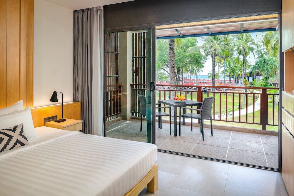Deluxe Room, 1 King Bed (Oasis)