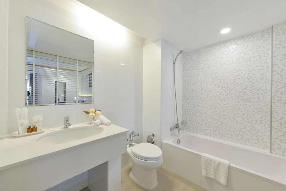 The Beverly Hotel Pattaya Deluxe Room with See-through Bathtub 5