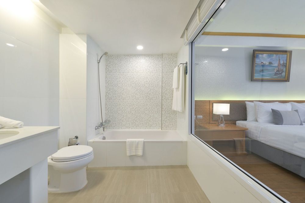 The Beverly Hotel Pattaya Deluxe Room with See-through Bathtub 4