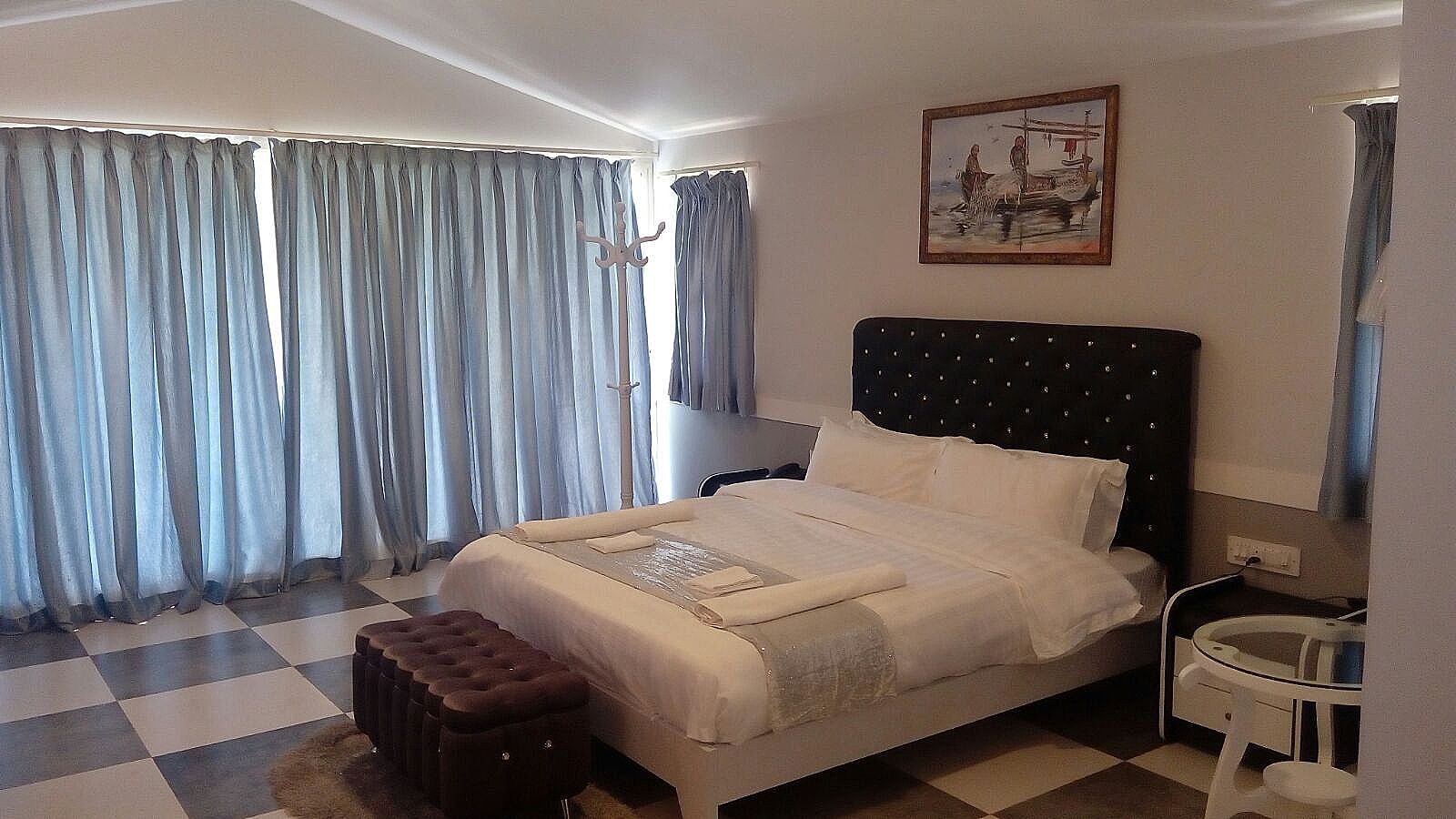 Super Deluxe Lake View With Bathtub