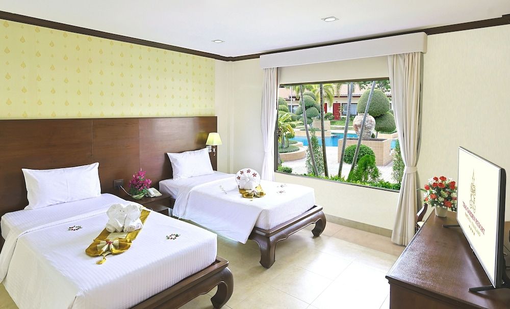 Deluxe Apartment, 2 Twin Beds, Poolside