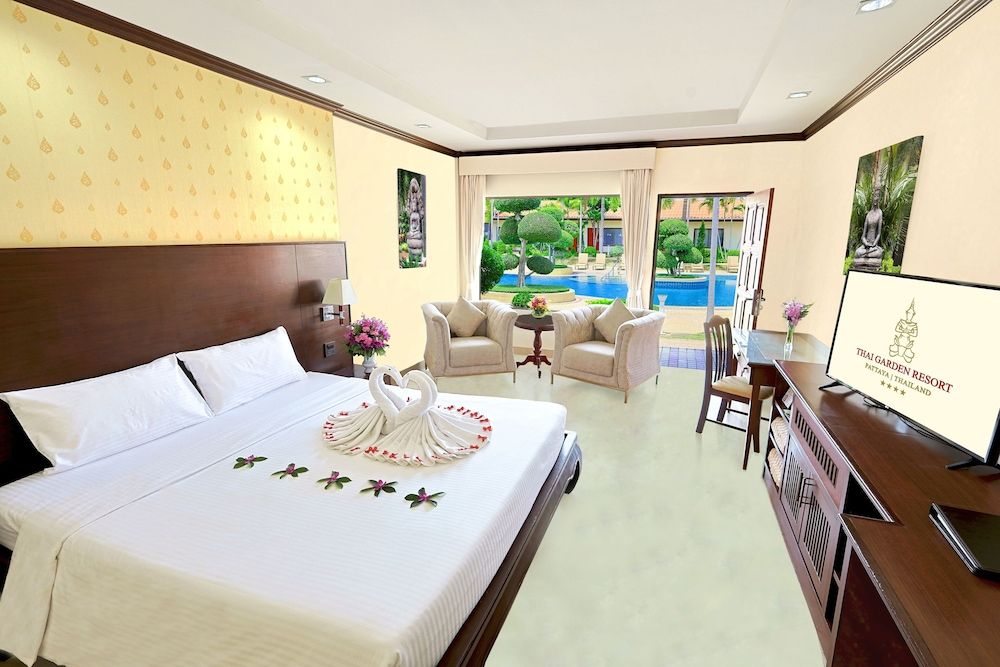 Deluxe Double Room, Poolside