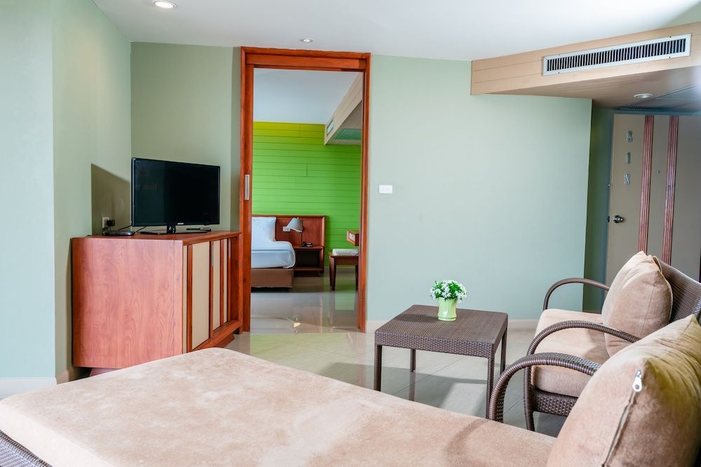 undefined Long Beach Cha-Am Hotel 5