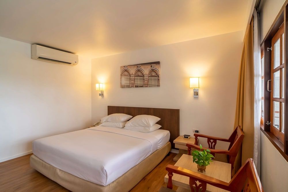 Superior Room, 1 King Bed, Non Smoking, Partial Ocean View