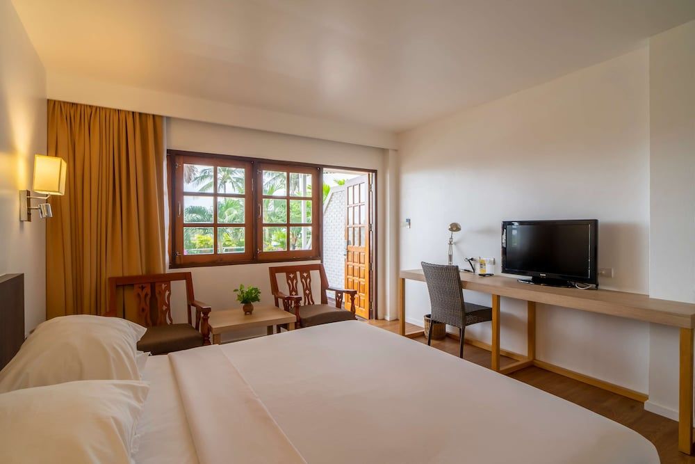 Superior Room, 1 King Bed, Non Smoking, Partial Ocean View