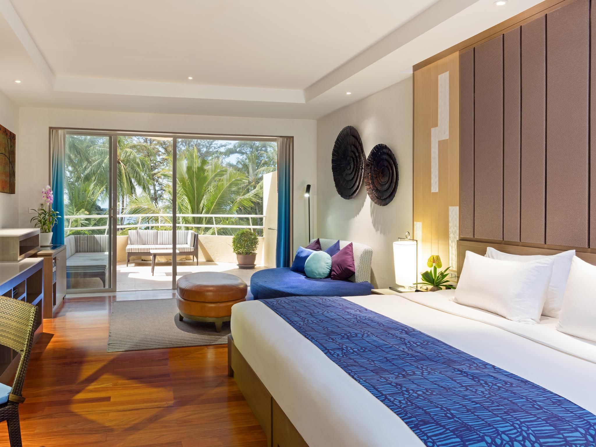 1 King Suite Pool View Furnished Balcony
