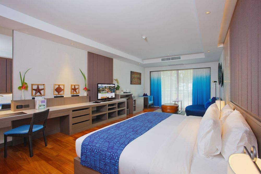 Holiday Inn Resort Phuket by IHG Suite, 1 King Bed, Pool View (Furnished Balcony) 4