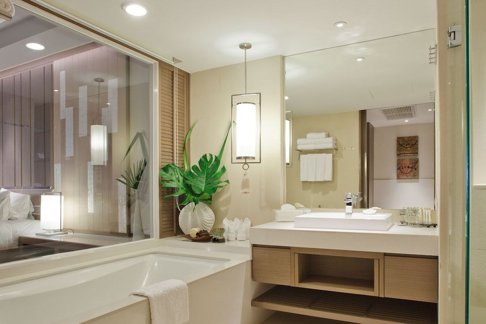 Holiday Inn Resort Phuket by IHG Suite, 1 King Bed, Pool View (Furnished Balcony) 6