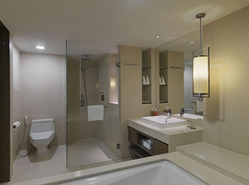 Holiday Inn Resort Phuket by IHG Suite, 1 King Bed, Pool View (Furnished Balcony) 8