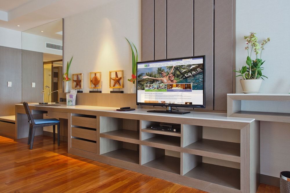 Holiday Inn Resort Phuket by IHG Suite, 1 King Bed, Pool View (Furnished Balcony) 11