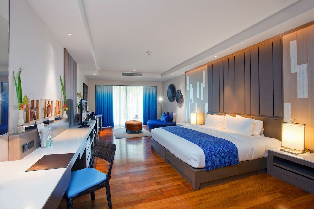 Holiday Inn Resort Phuket by IHG Suite, 1 King Bed, Pool View (Furnished Balcony) 5