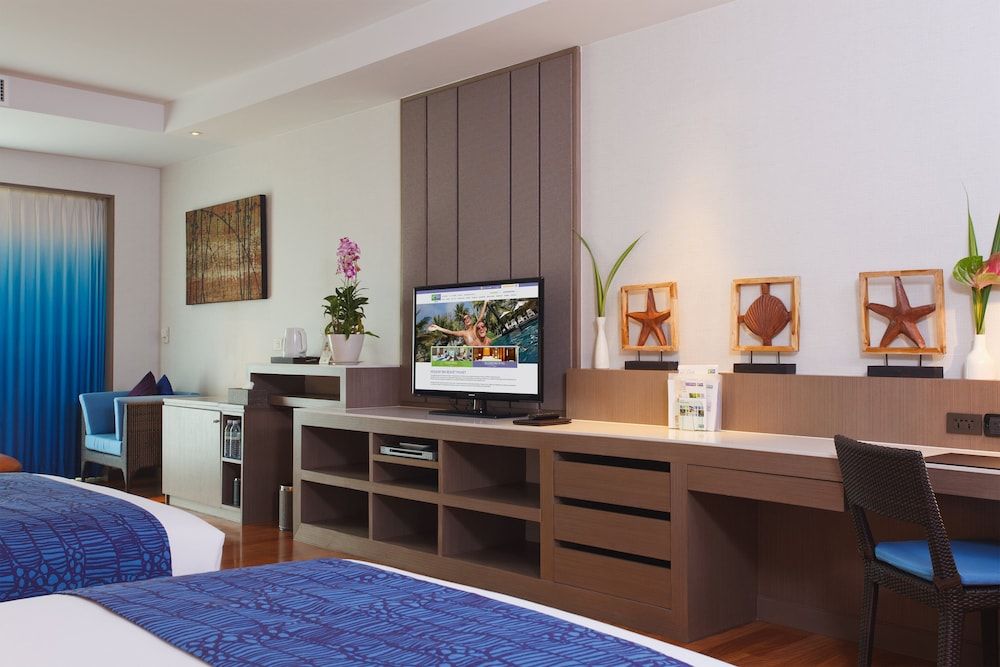 Holiday Inn Resort Phuket by IHG Suite, 1 King Bed, Pool View (Furnished Balcony) 10
